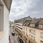 Apartment Elegant Getaway With Balcony & Charm