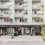 Elegant Getaway With Balcony & Charm Apartment *
