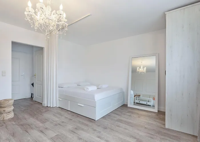 דירה Elegant Getaway With Balcony & Charm *